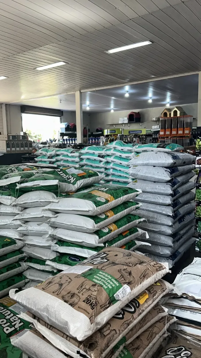 Sacaria de sal mineral e nutrição animal empilhada em paletes